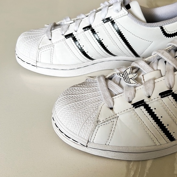 Adidas Superstar Shell Toe White Black Striped Cartoon Bubble Sneakers Youth 4 - Picture 9 of 15
